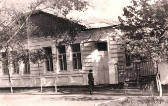 Первое здание школы